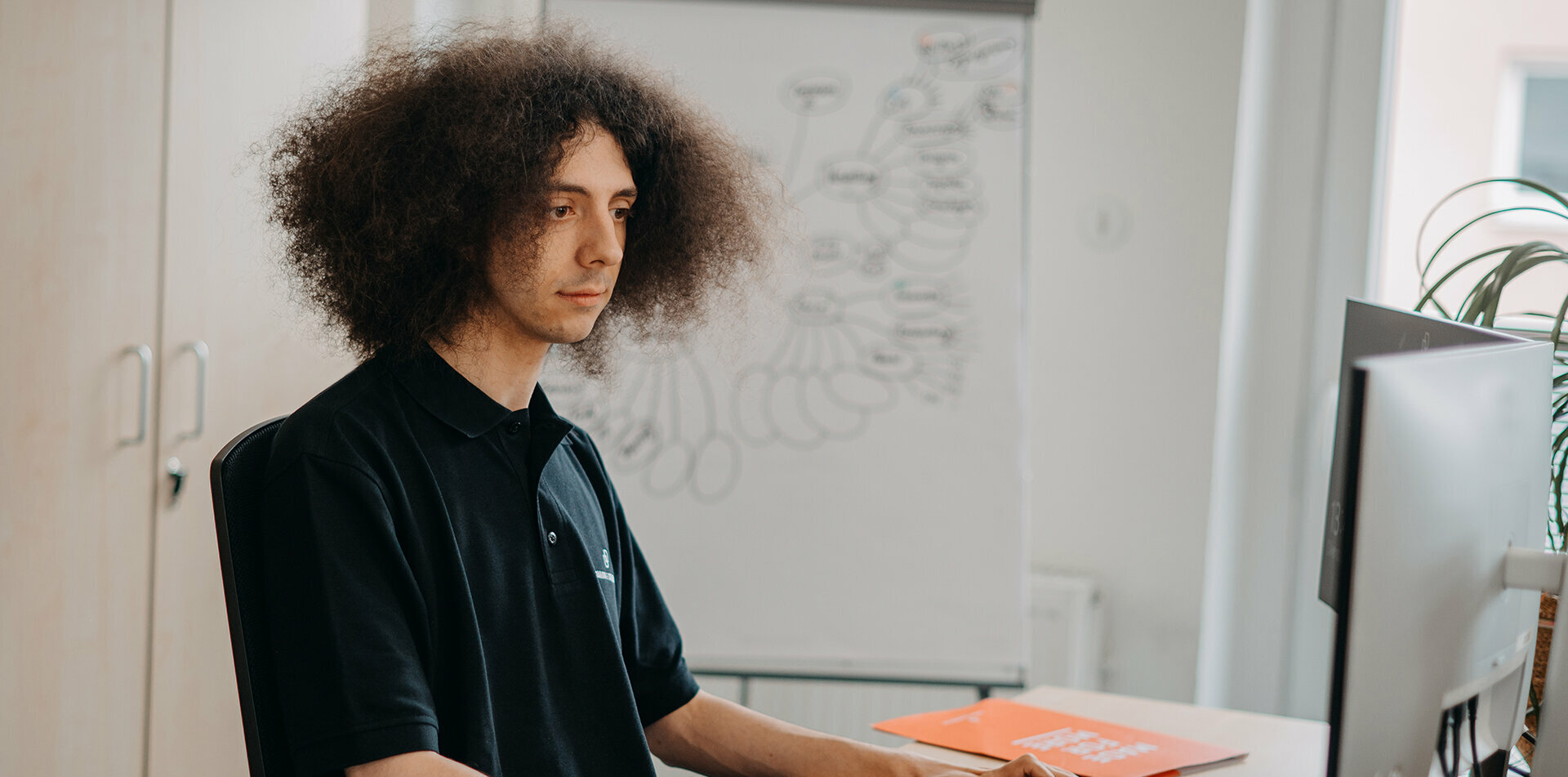 DD Maschinenbau Mitglied bei der Arbeit am PC