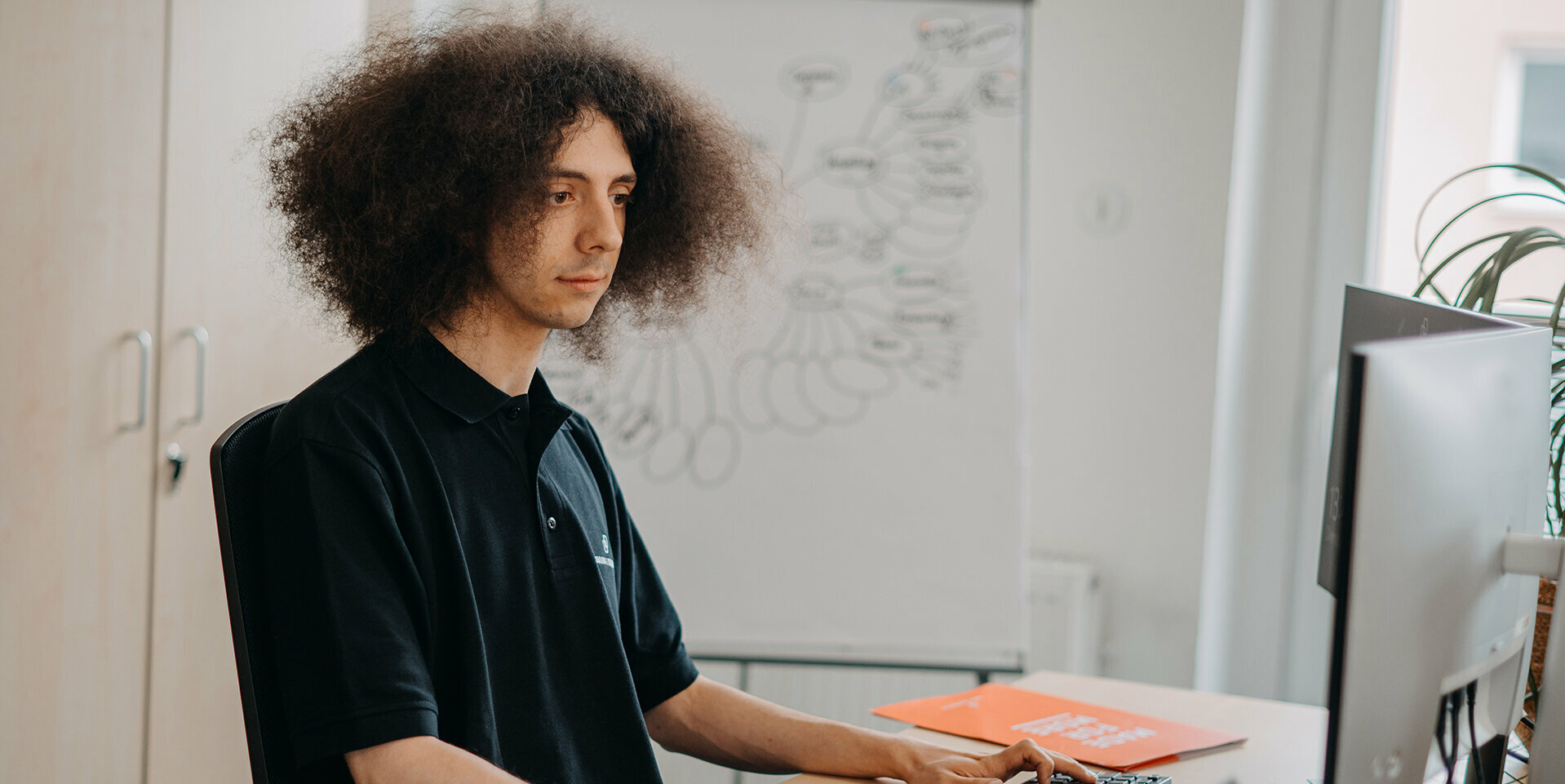 DD Maschinenbau Mitglied bei der Arbeit am PC