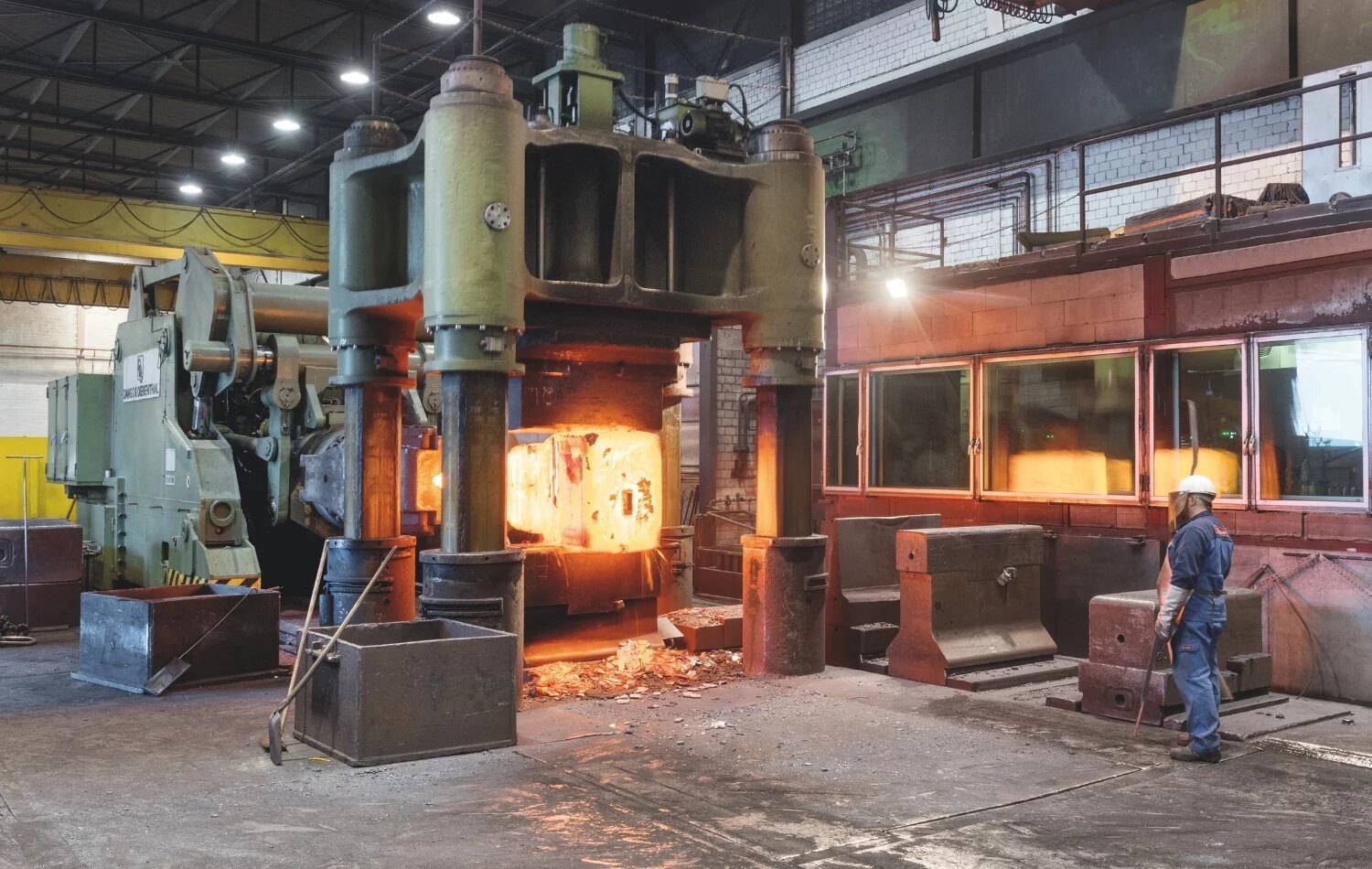 DANGO & DIENENTHAL schienengebundener Schmiedemanipulator