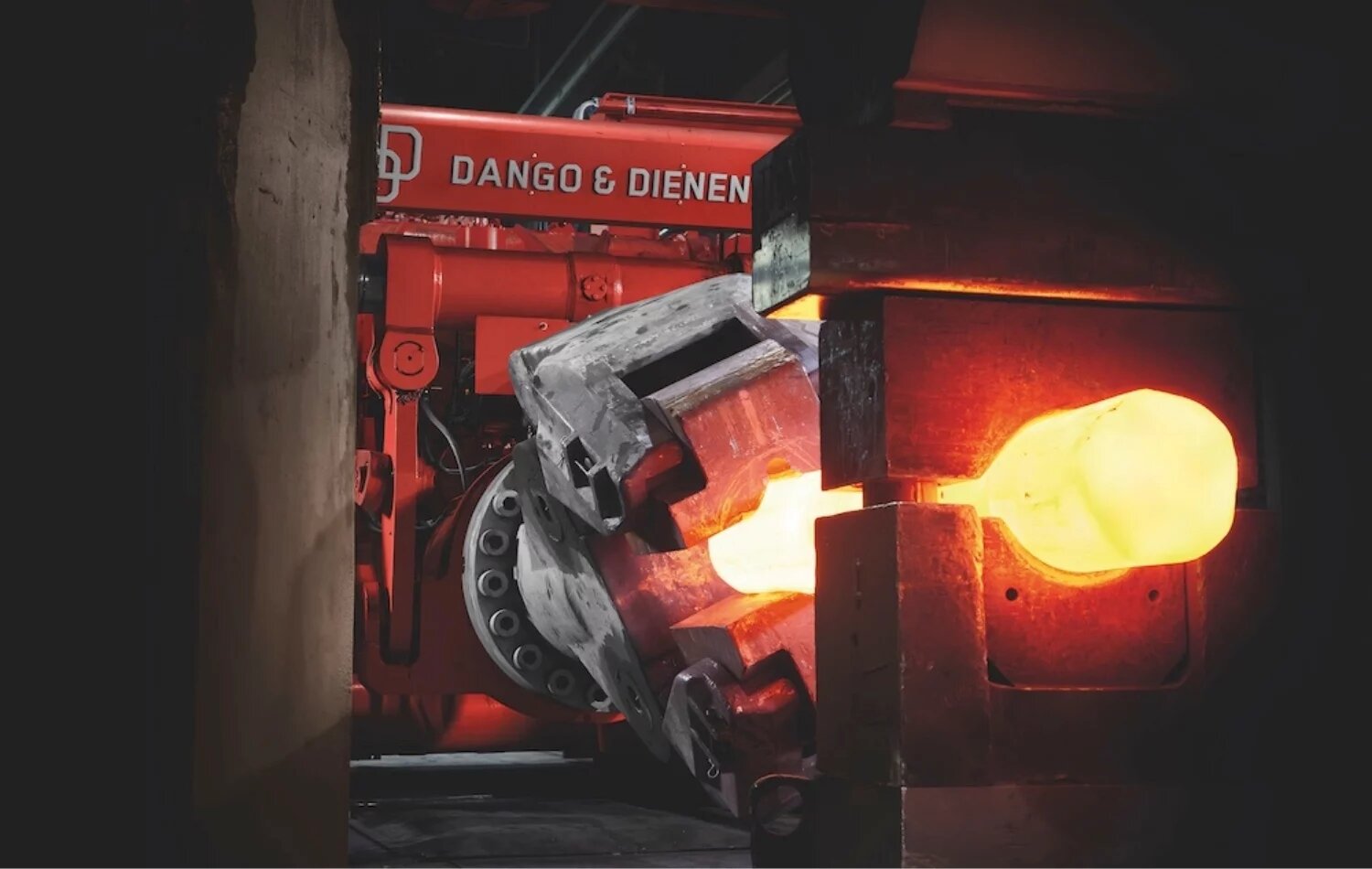 DANGO & DIENENTHAL schienengebundener Schmiedemanipulator