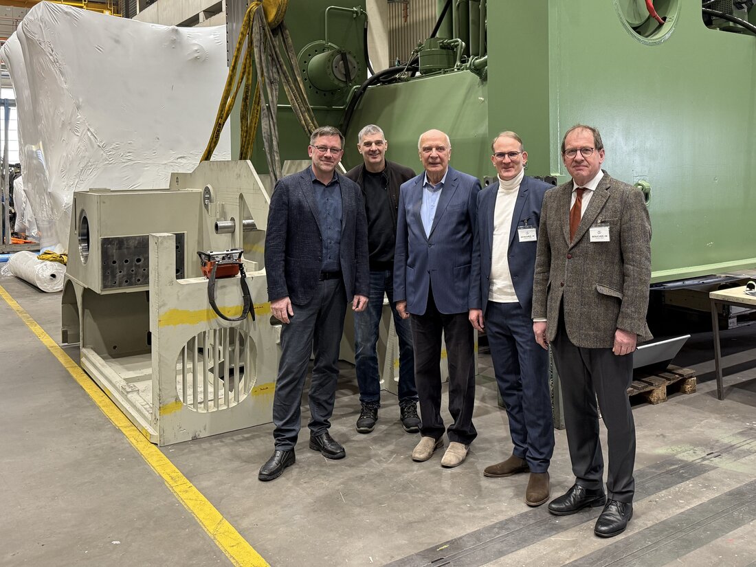 Foto in der Montagehalle mit den Beteiligten