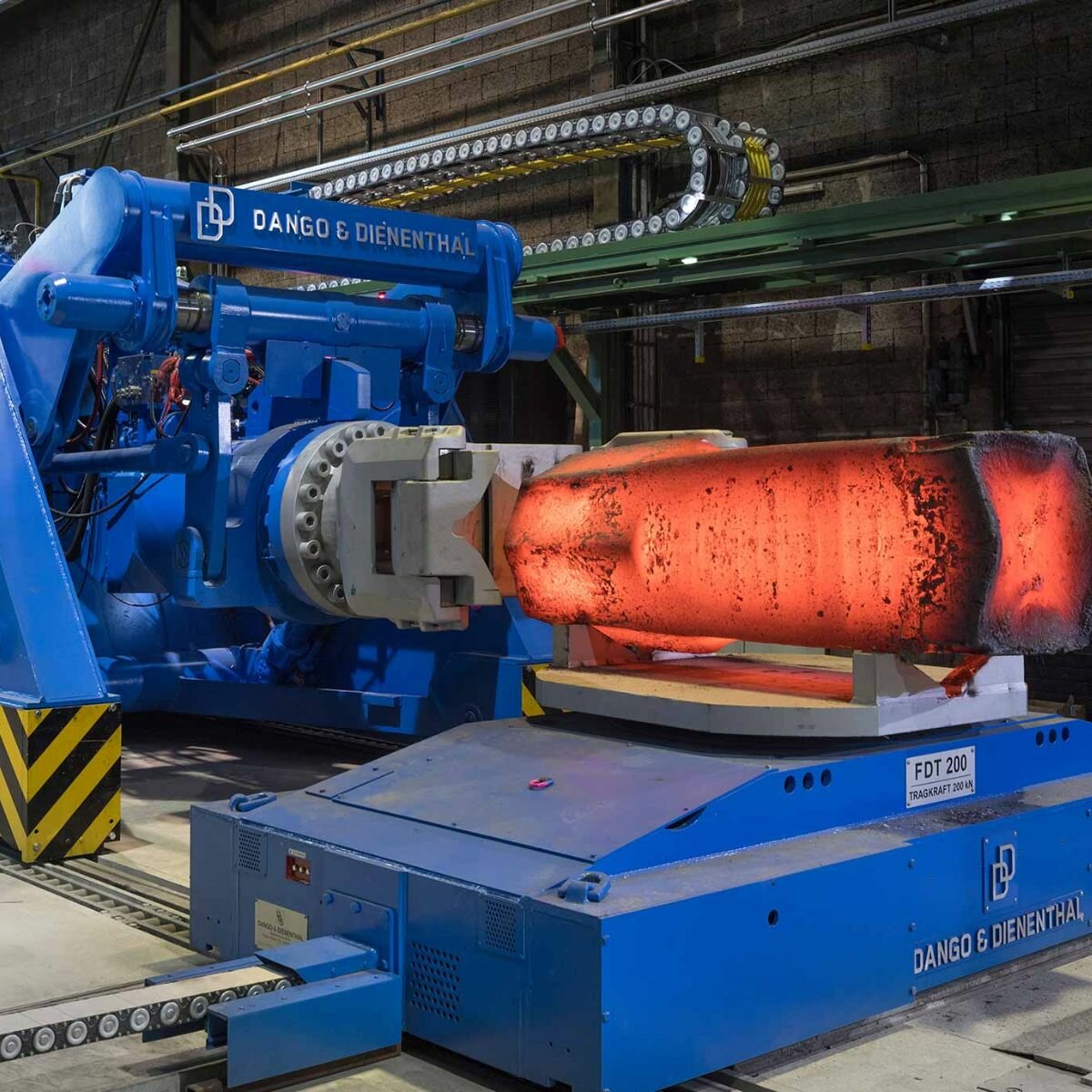 schienengebundener Schmiedemanipulator für die Metallbearbeitung