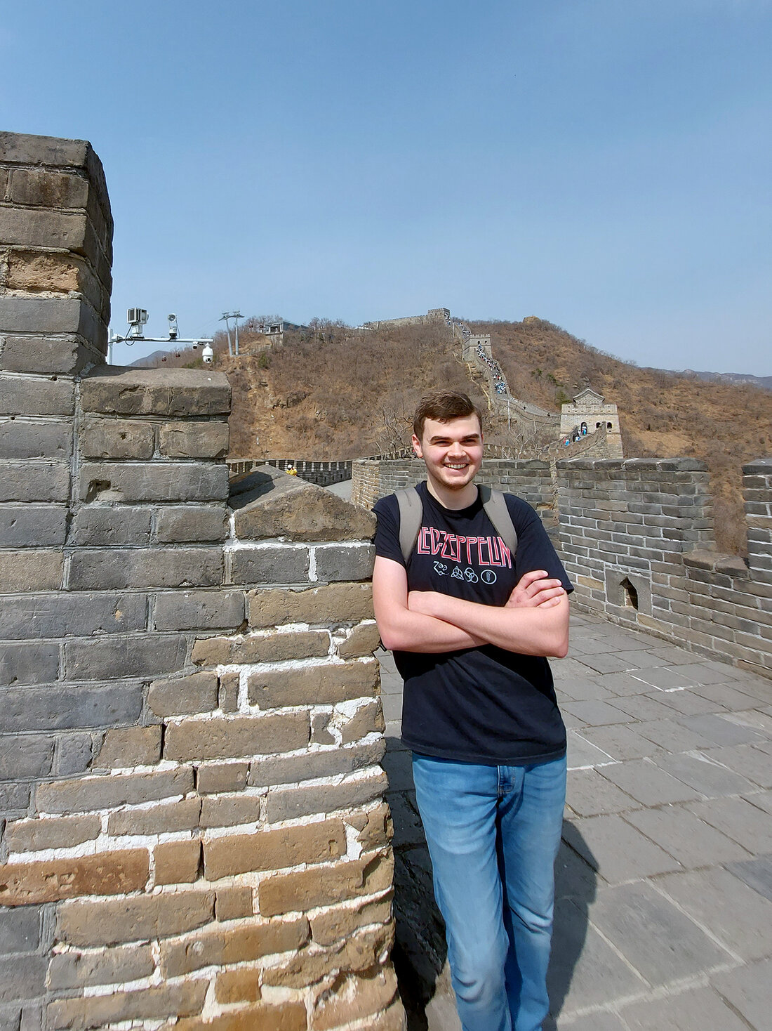 DD Praktikant lehnt an chinesische Mauer