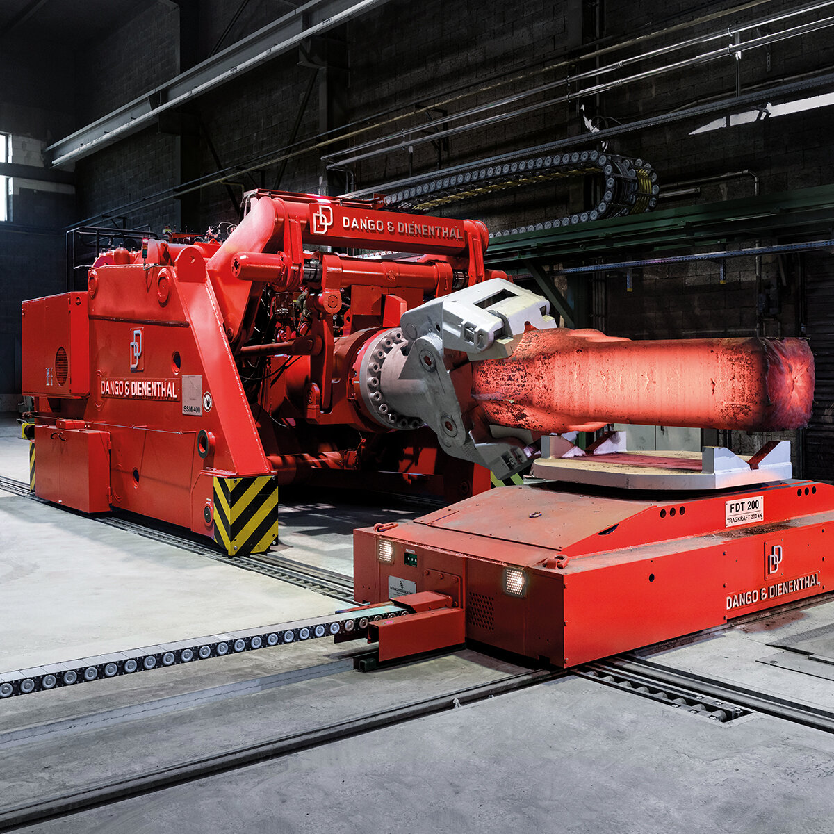 Rail-bound forging manipulator for metal processing